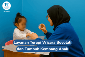 Terapis Lasana Care Boyolali tersenyum saat melakukan interaksi terapi wicara dengan anak, terapi wicara boyolali, okupasi terapi boyolali, terapi tumbuh kembang anak boyolali